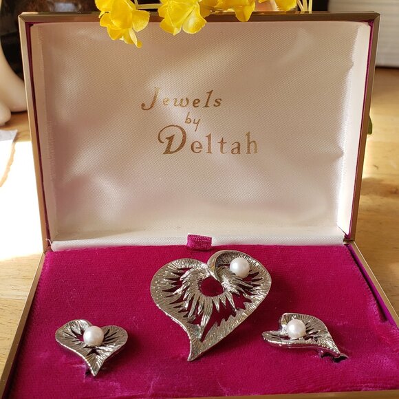 Jewels by Deltah Silver Tone Set of Heat Brooch and Clip On Earrings - Picture 5 of 7